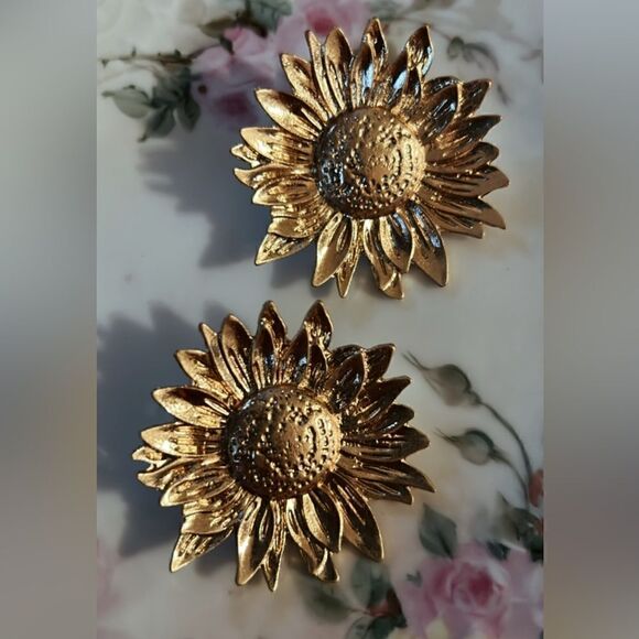 Sun flower stud earrings A97 - Picture 2 of 5